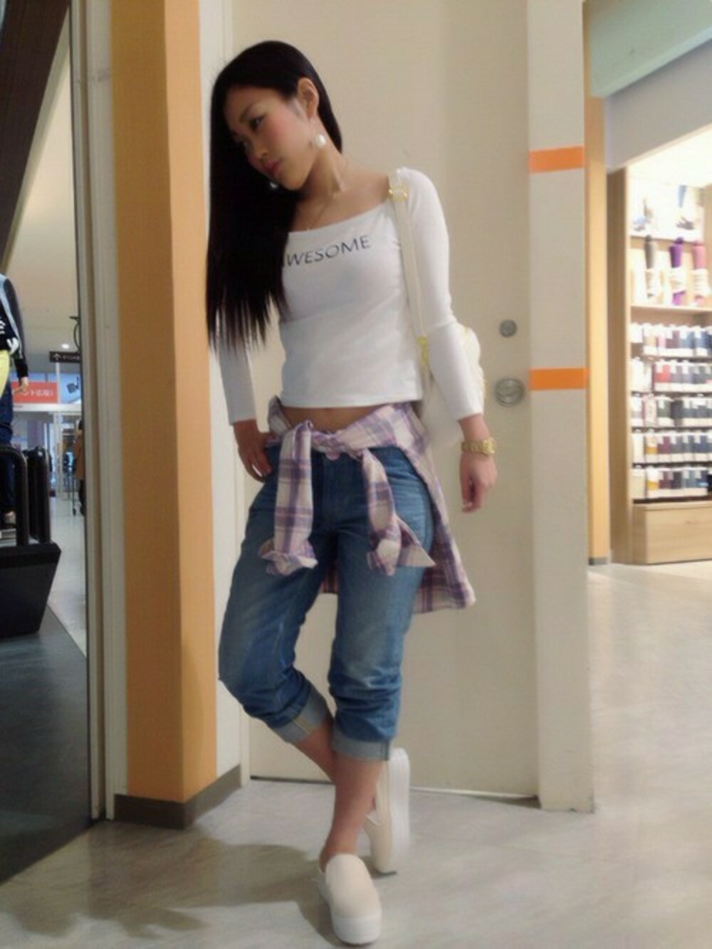 ブルー系のその他パンツ、ホワイト系のTシャツ/カットソー、パープル系のシャツ/ブラウスを着用したレディースの冬コーディネートの1枚目の写真