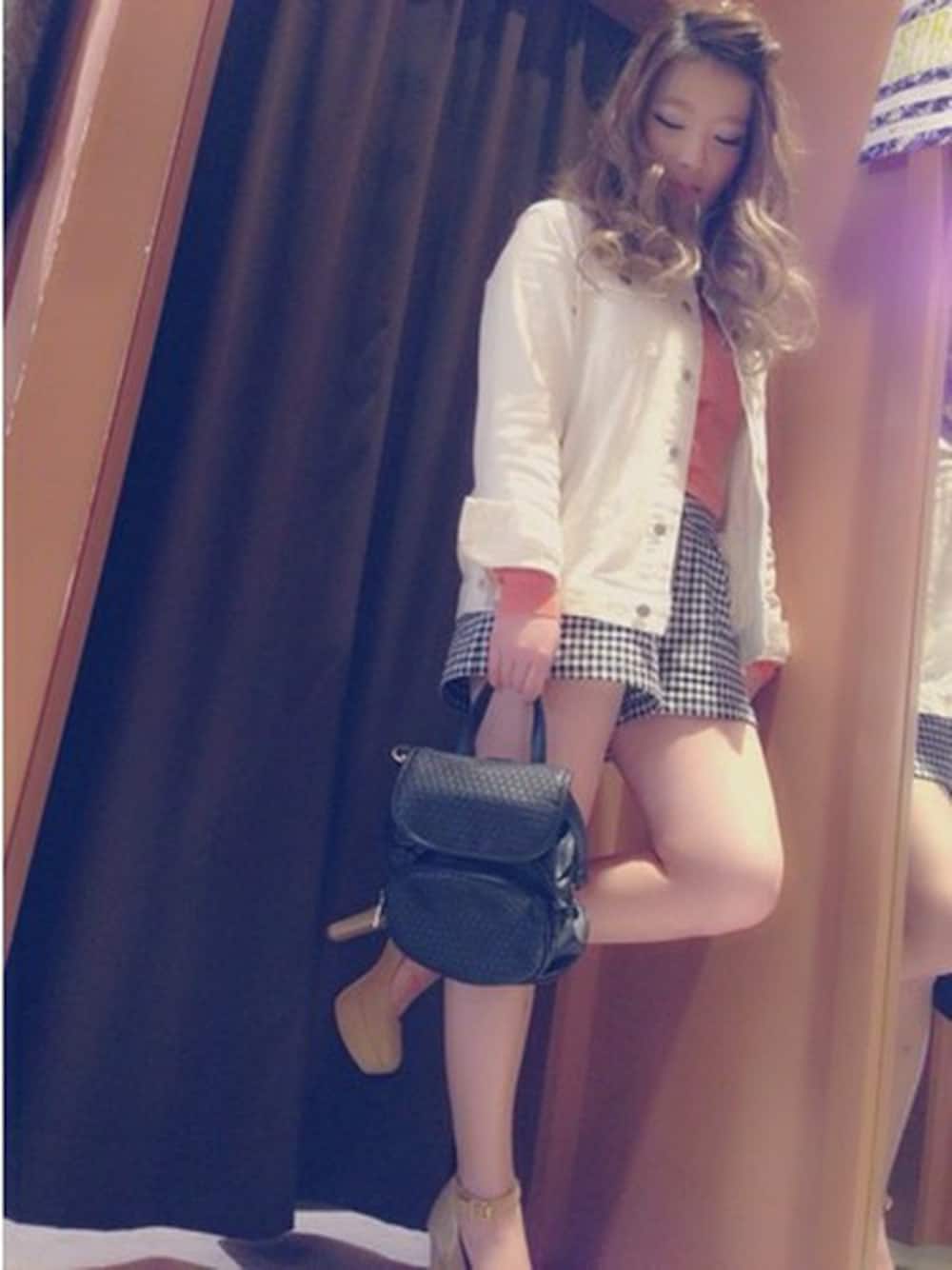 ブルー系のその他パンツ、ブラック系のバックパック/リュック、ピンク系のニット/セーターを着用したレディースの春コーディネートの1枚目の写真