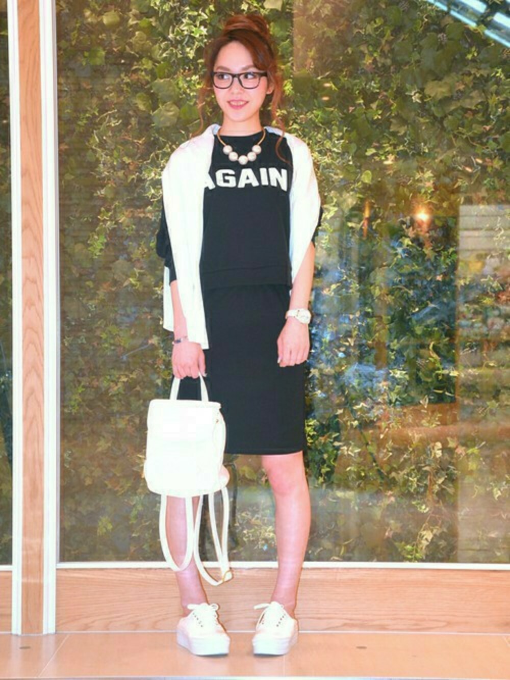 ブラック系のスカート、ブラック系のスウェット、ホワイト系のカーディガン/ボレロを着用したレディースの春コーディネートの1枚目の写真