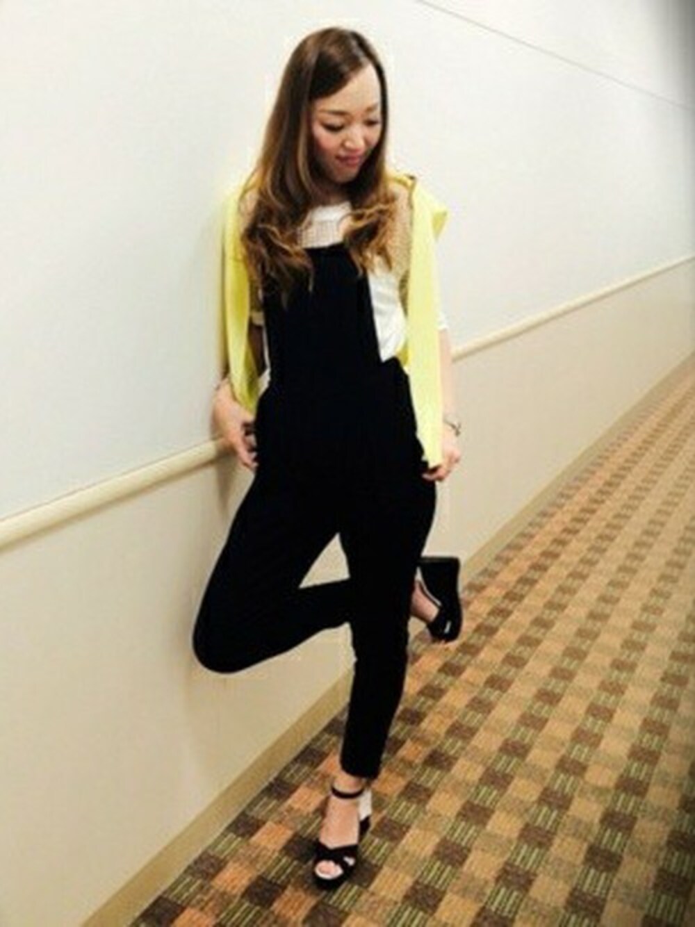 ブラック系のサロペット/オーバーオール、ブラック系のサンダルを着用したレディースの春コーディネートの1枚目の写真