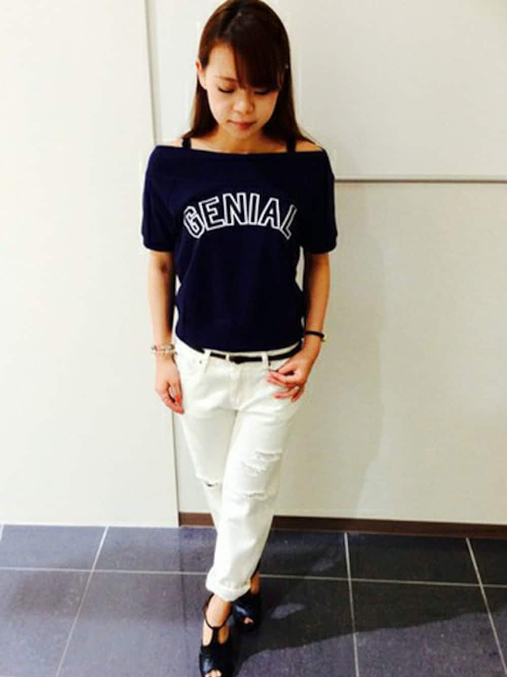 ブルー系のTシャツ/カットソー、ホワイト系のその他パンツを着用したレディースの春コーディネートの1枚目の写真