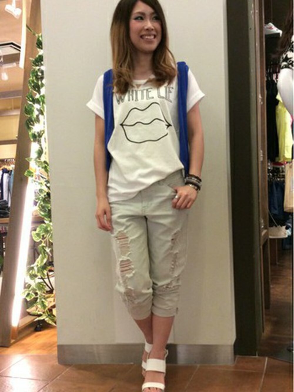 ホワイト系のTシャツ/カットソー、ブルー系のその他パンツ、ブルー系のカーディガン/ボレロを着用したレディースの夏コーディネートの1枚目の写真