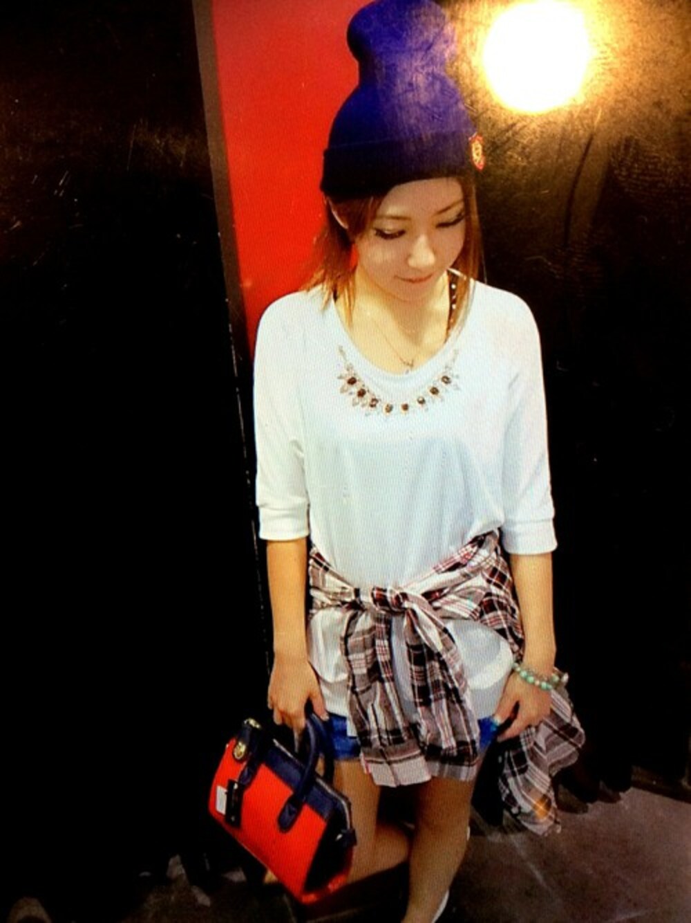 ホワイト系のTシャツ/カットソー、ホワイト系のシャツ/ブラウス、ブラック系のタンクトップを着用したレディースの秋コーディネートの1枚目の写真