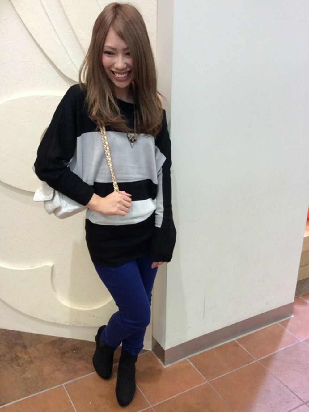 グレー系のTシャツ/カットソー、ブルー系のその他パンツ、ホワイト系のバックパック/リュックを着用したレディースの秋コーディネートの1枚目の写真