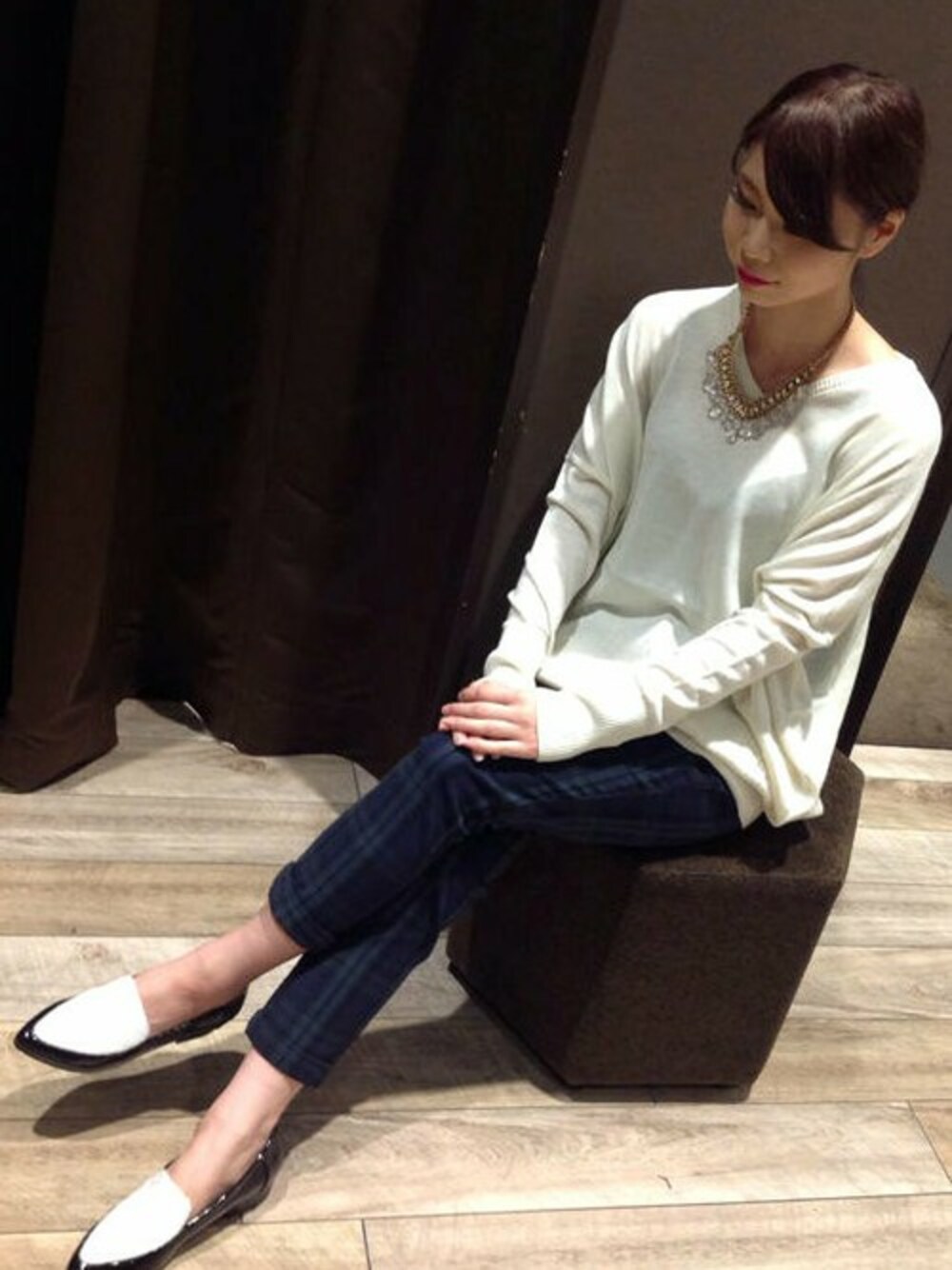 グリーン系のその他パンツ、ホワイト系のパンプス、ホワイト系のTシャツ/カットソーを着用したレディースの秋コーディネートの1枚目の写真