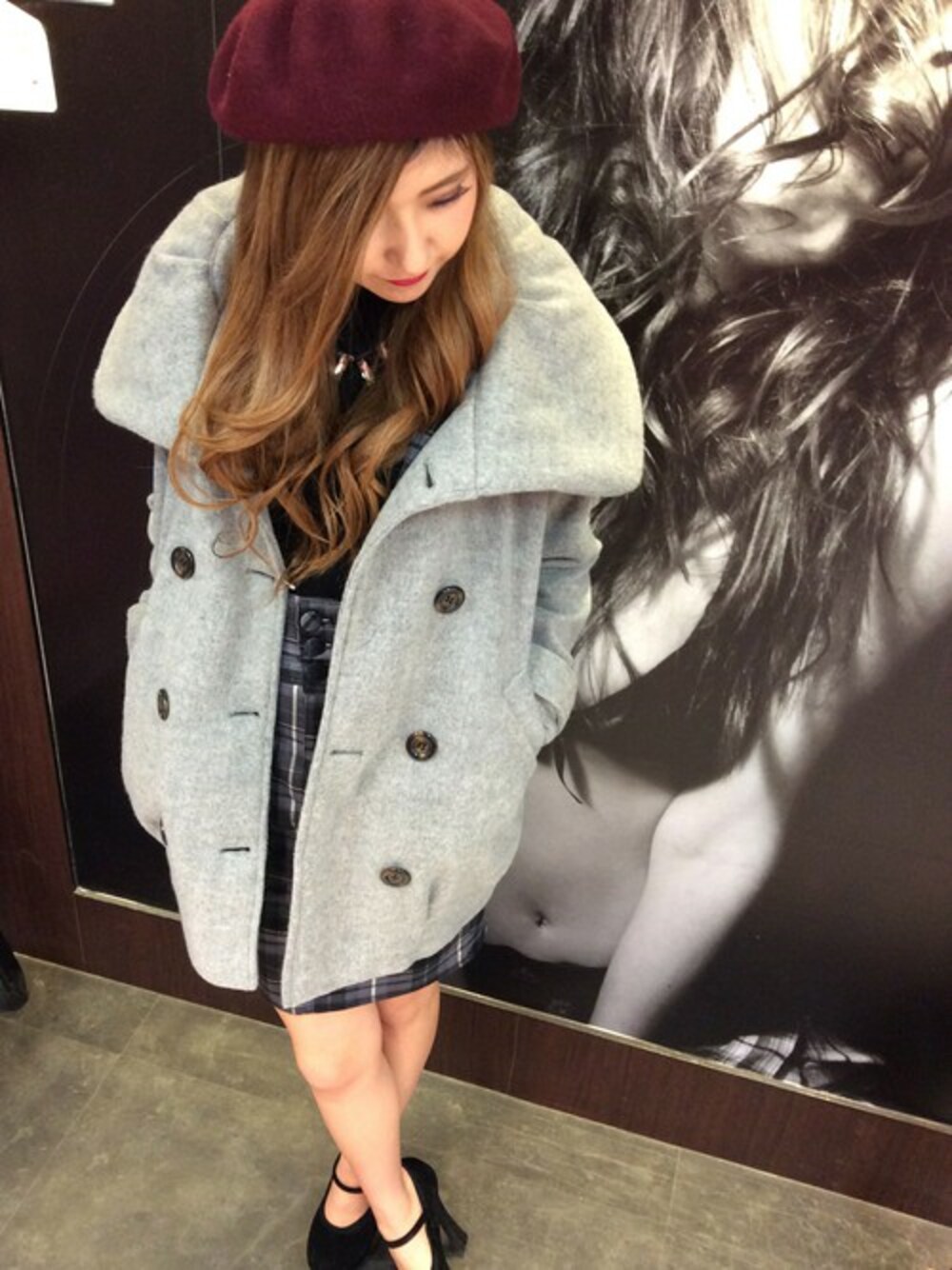 グレー系のその他アウター、グレー系のスカート、ブラック系のニット/セーターを着用したレディースの秋コーディネートの1枚目の写真