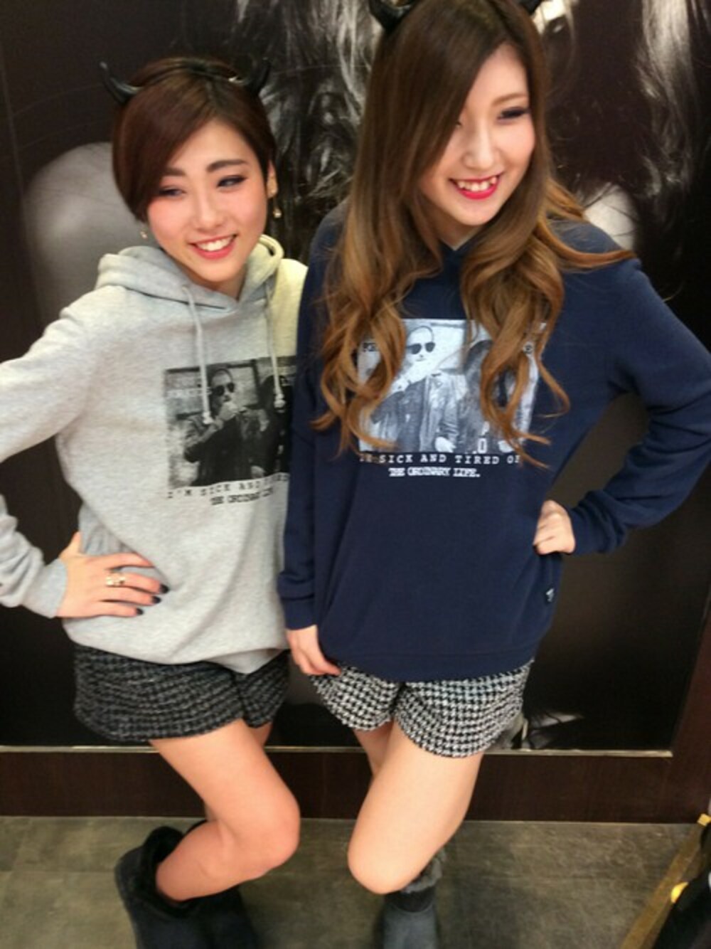 グレー系のTシャツ/カットソー、ブルー系のTシャツ/カットソー、ホワイト系のその他パンツを着用したレディースの秋コーディネートの1枚目の写真