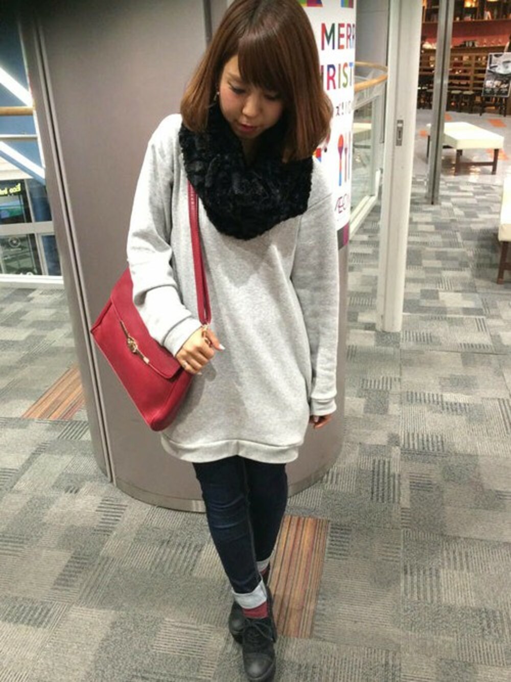 ブルー系のチュニック、レッド系のショルダーバッグ、ブルー系のその他パンツを着用したレディースの冬コーディネートの1枚目の写真