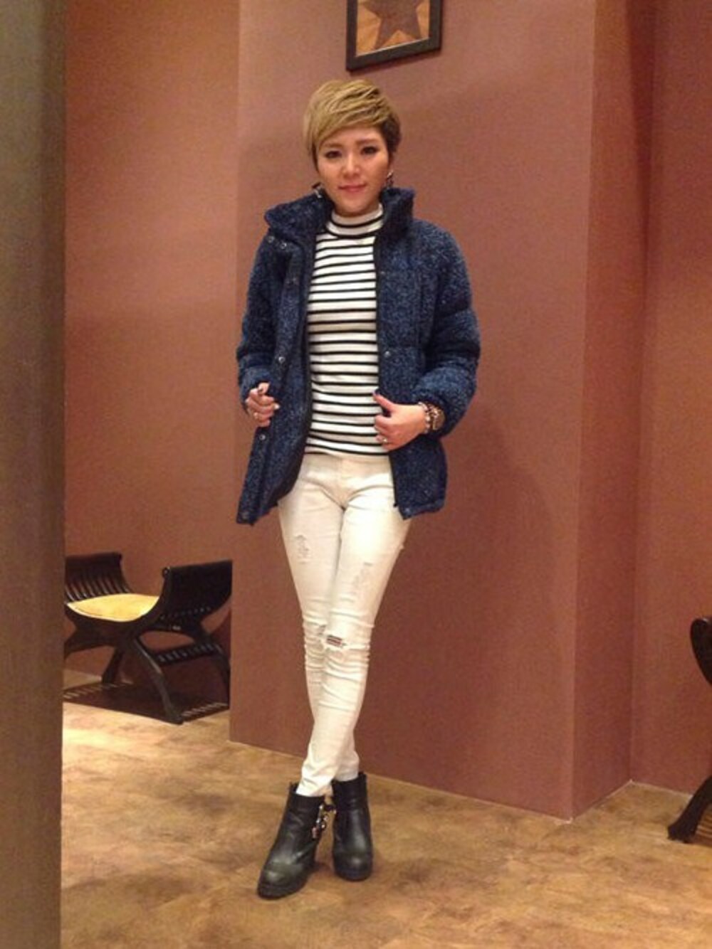 ホワイト系のニット/セーター、ホワイト系のその他パンツ、ブルー系のダウンジャケット/コートを着用したレディースの冬コーディネートの1枚目の写真