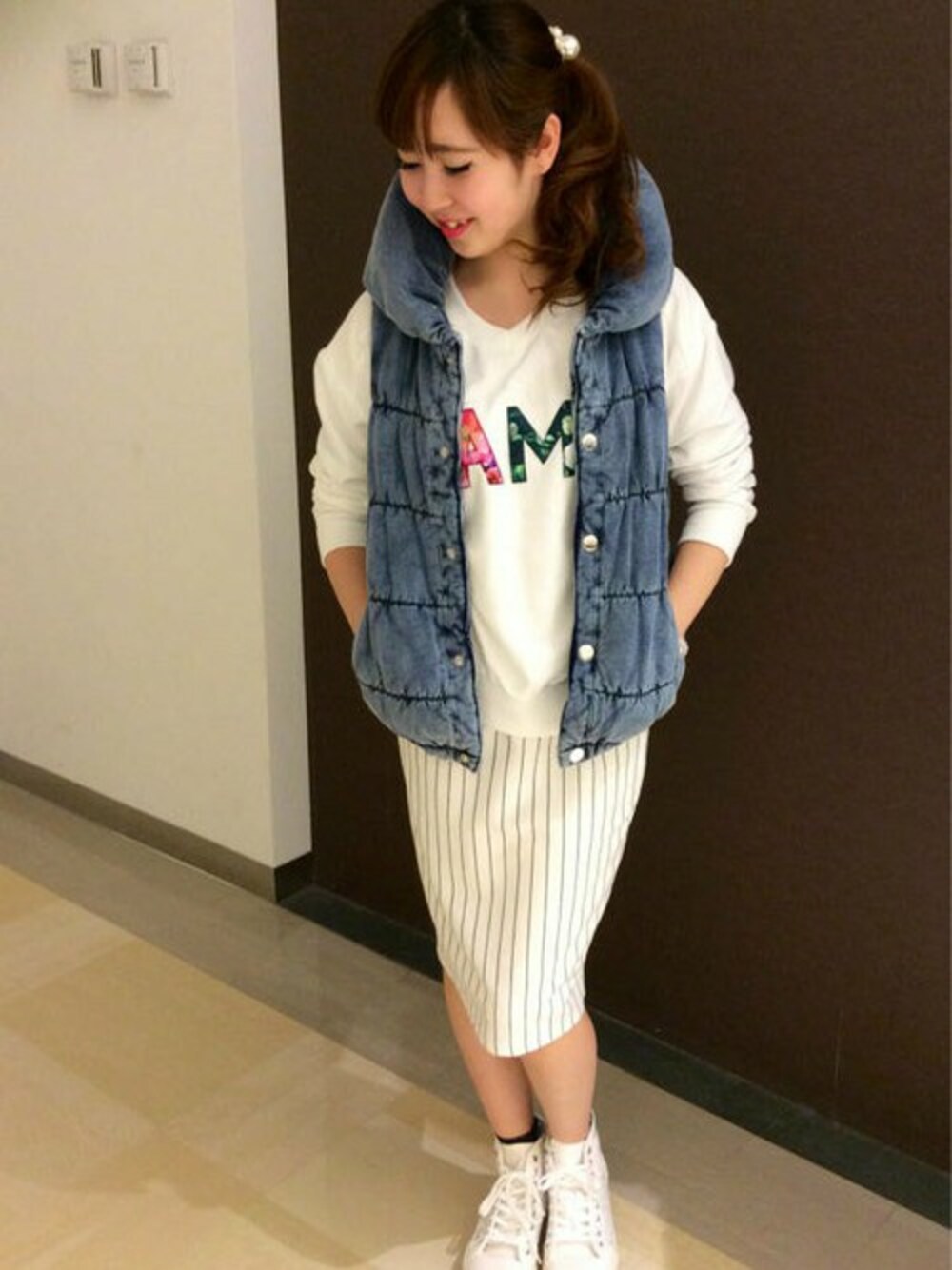 ブルー系のブルゾン、ホワイト系のパーカー、ホワイト系のスカートを着用したレディースの冬コーディネートの1枚目の写真