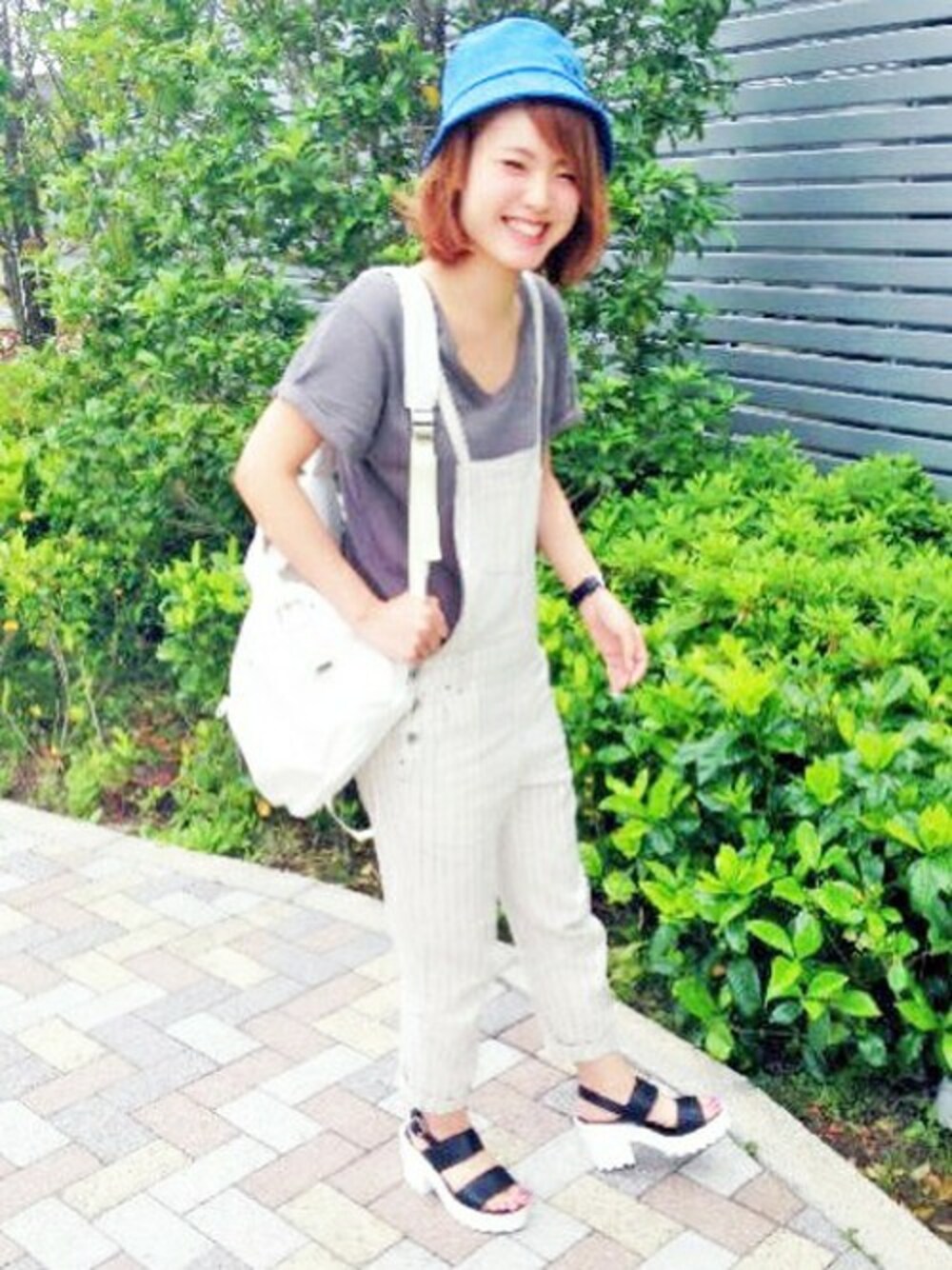 ホワイト系のつなぎ/オールインワン、グレー系のTシャツ/カットソー、ブラック系のサンダルを着用したレディースの夏コーディネートの1枚目の写真