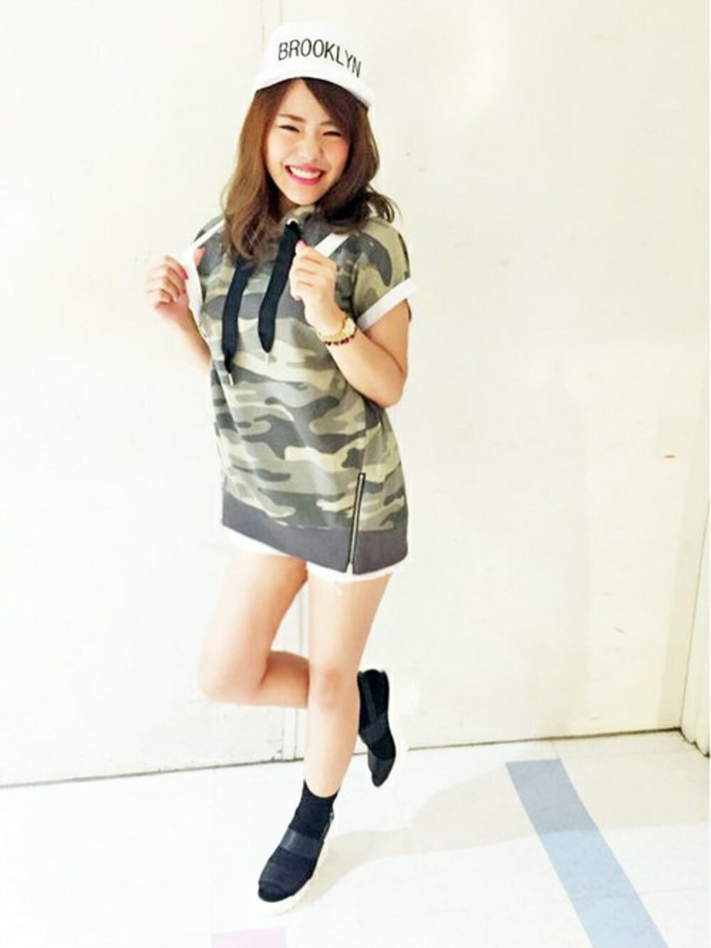 ブラック系のサンダル、その他のパーカー、ホワイト系のバックパック/リュックを着用したレディースの夏コーディネートの1枚目の写真