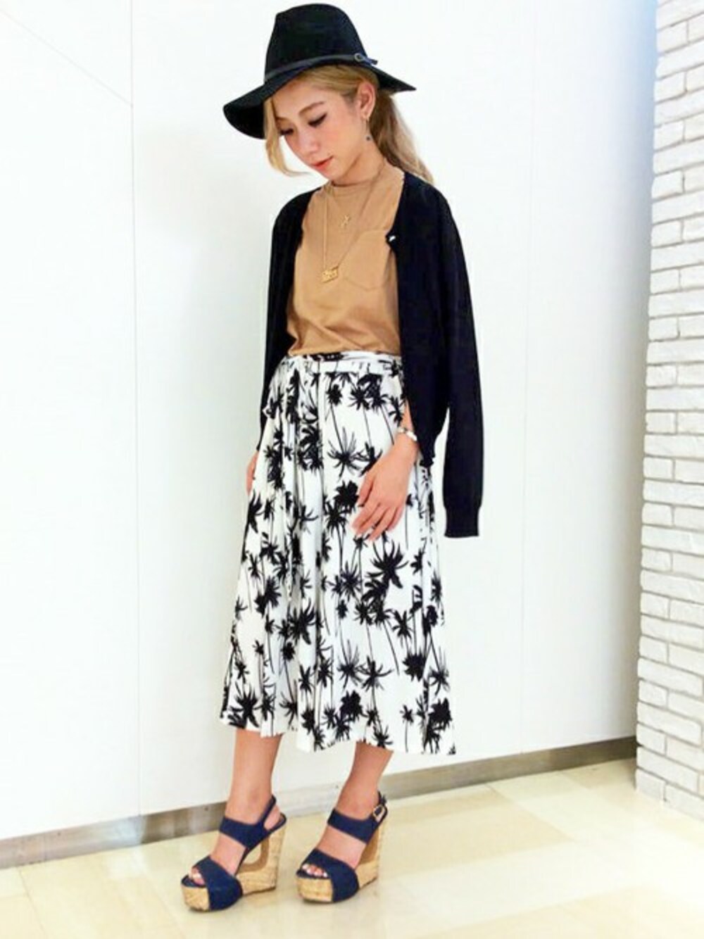 ホワイト系のその他パンツ、ベージュ系のTシャツ/カットソー、ブルー系のカーディガン/ボレロを着用したレディースの夏コーディネートの1枚目の写真