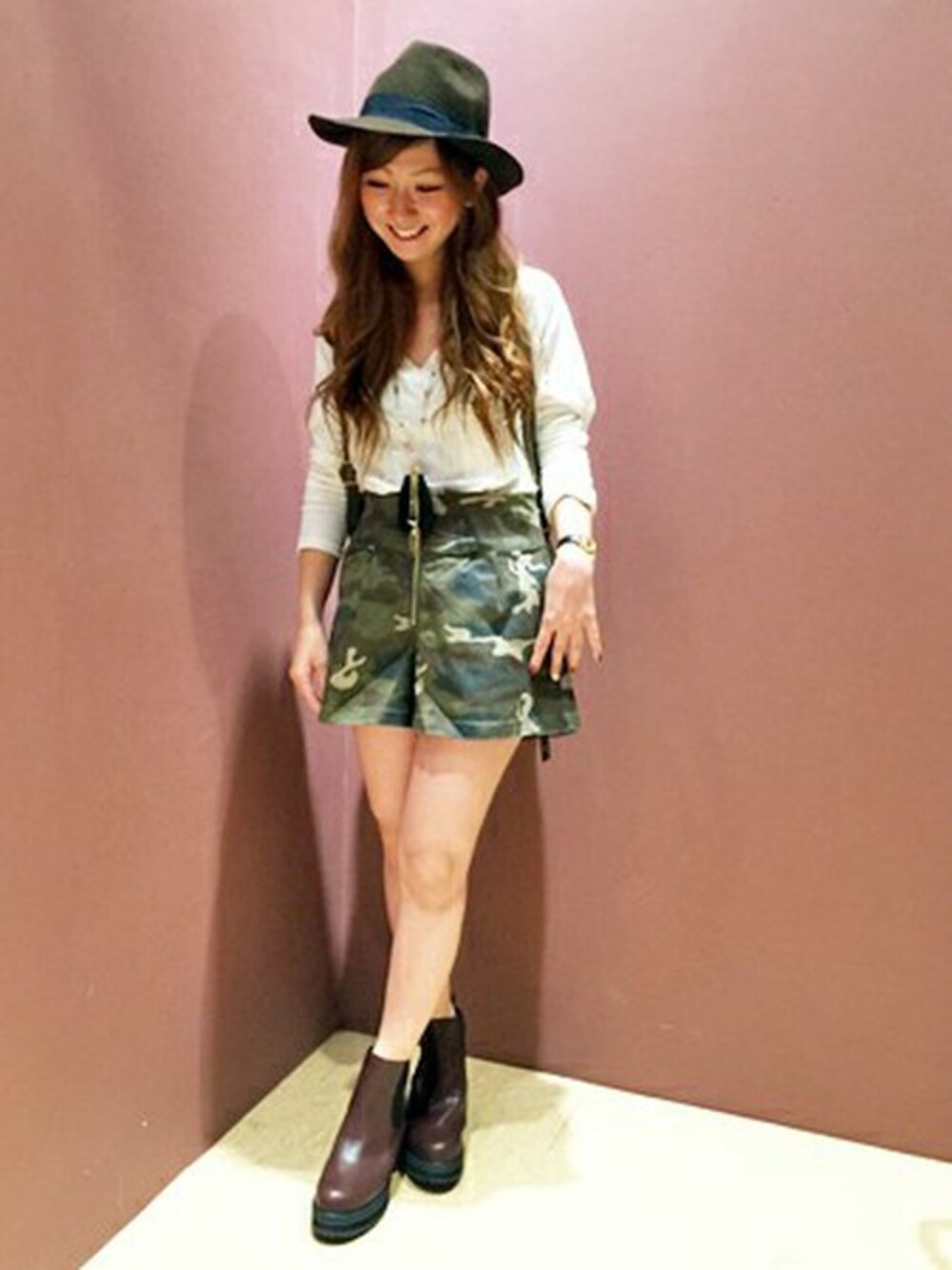 ベージュ系のその他パンツ、ホワイト系のTシャツ/カットソー、レッド系のブーツを着用したレディースの秋コーディネートの1枚目の写真