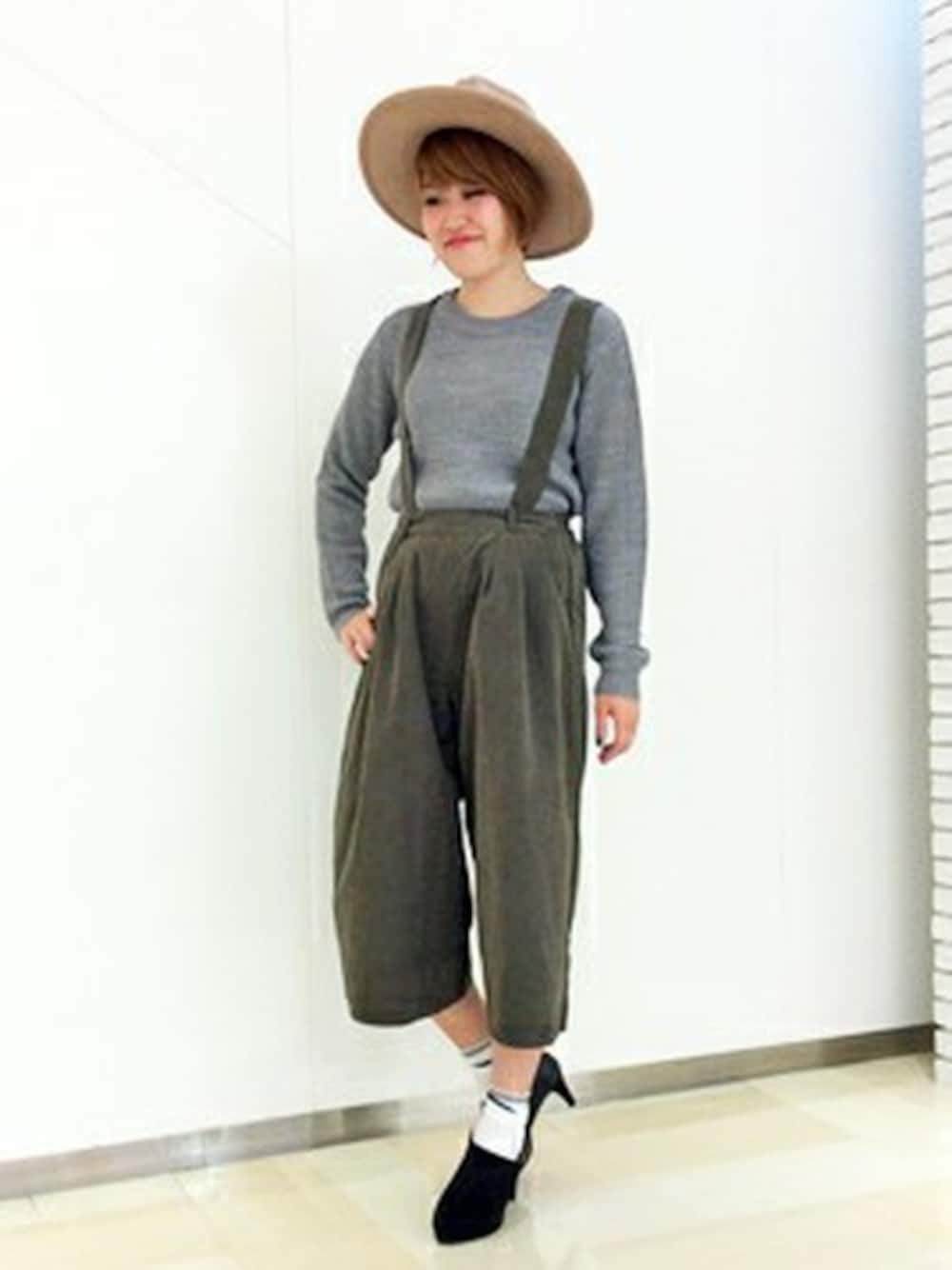 グレー系のニット/セーター、グリーン系のその他パンツ、ブラック系のブーティを着用したレディースの秋コーディネートの1枚目の写真