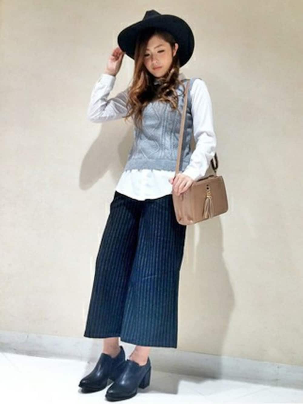 ブラック系のその他パンツ、ベージュ系のショルダーバッグ、グレー系のニット/セーターを着用したレディースの秋コーディネートの1枚目の写真