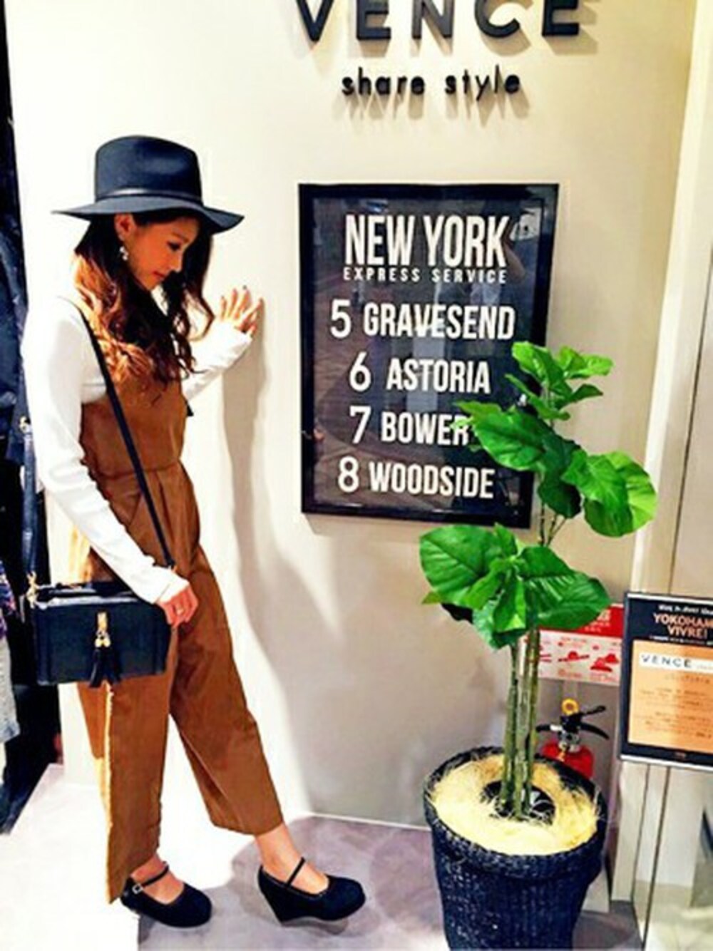 ブラウン系のつなぎ/オールインワン、ブラック系のショルダーバッグ、ホワイト系のニット/セーターを着用したレディースの冬コーディネートの1枚目の写真