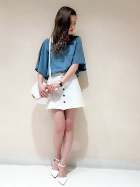 「アイテム（デニムスカート、ホワイト系）」を使った、VENCE EXCHANGE LADIES STAFFさん（レディース・160cm）の春コーディネート