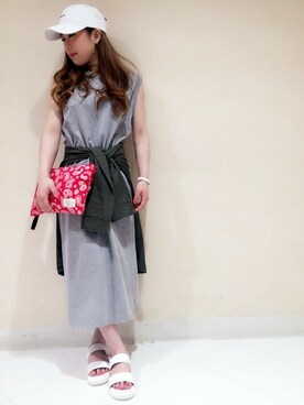 「アイテム（クラッチバッグ、レッド系）」を使った、VENCE EXCHANGE LADIES STAFFさん（レディース・160cm）の夏コーディネート