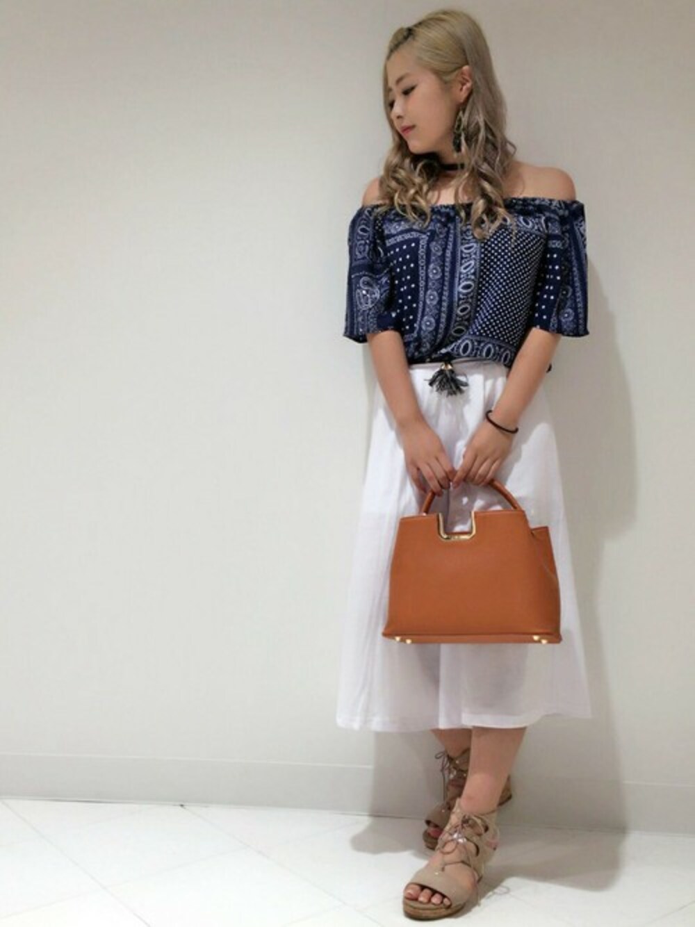 ブルー系のTシャツ/カットソー、ホワイト系のその他パンツ、ブラウン系のショルダーバッグを着用したレディースの夏コーディネートの1枚目の写真