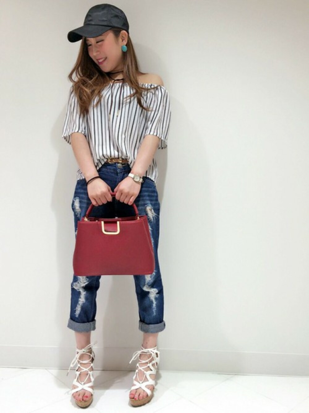 ホワイト系のTシャツ/カットソー、ブルー系のデニムパンツ、レッド系のショルダーバッグを着用したレディースの夏コーディネートの1枚目の写真