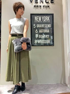 「アイテム（クラッチバッグ、グレー系）」を使った、VENCE EXCHANGE LADIES STAFFさん（レディース・160cm）の秋コーディネート