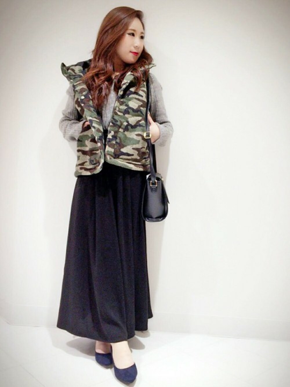 ブラック系のショルダーバッグ、ブラック系のその他パンツ、ブルー系のパンプスを着用したレディースの秋コーディネートの1枚目の写真