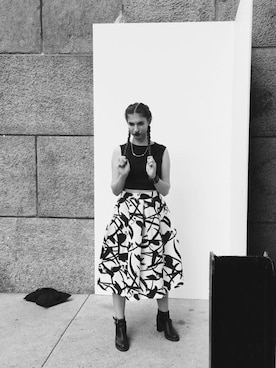 「アイテム（音楽/本・雑誌、グレー系）」を使った、Julia Myersさん（レディース・165cm）の夏コーディネート