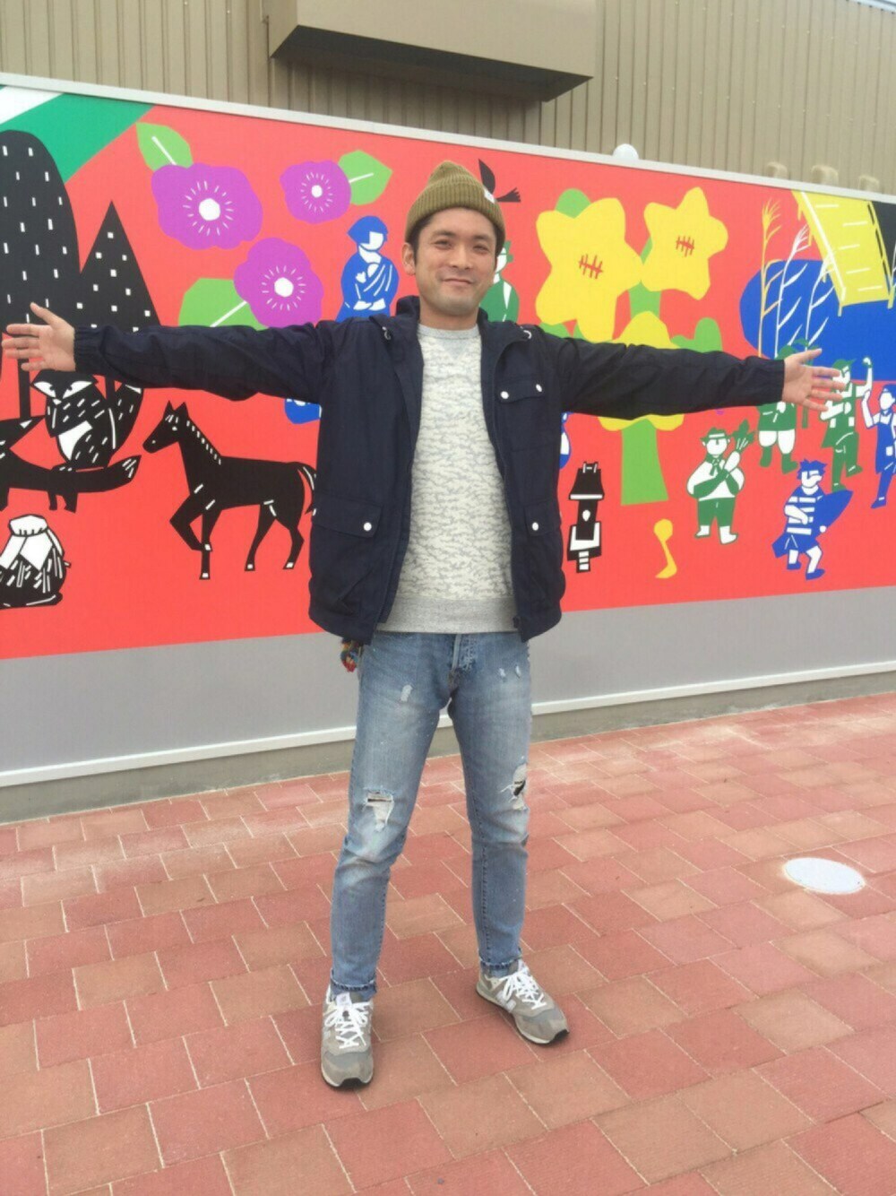 ブルー系のマウンテンパーカー、ホワイト系のスウェット、ブルー系のデニムパンツを着用したメンズの秋コーディネートの1枚目の写真