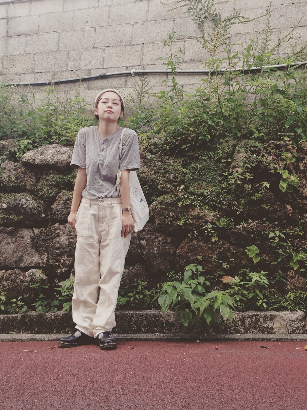 「ベーシック、onkul、FADGE、ハンサムな彼女、ボーイッシュ、ホワイト」｜「MASHのアイテム（トートバッグ、ホワイト系）」を使った、あきさん（レディース・159cm）の秋コーディネートの1枚目の写真