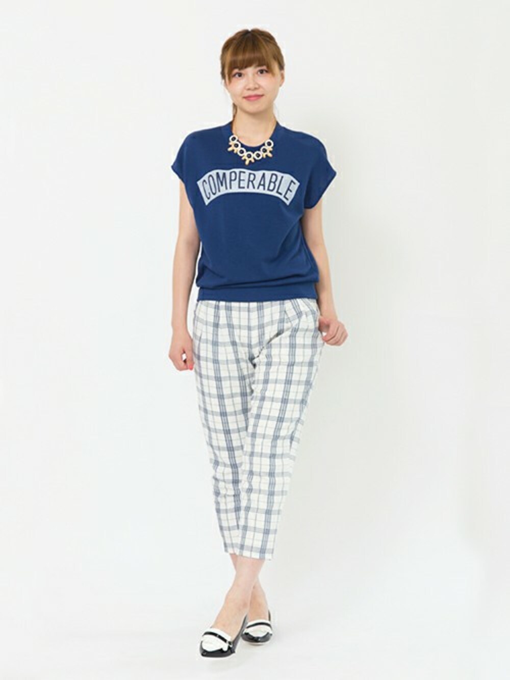 「チェック、ブルー、Tシャツ、フラットシューズ、チェックパンツ、エナメルパンプス、エナメルシューズ、裏毛トップス、ジャパンブルー、ブルー x ホワイト」｜「SENSE OF PLACE by URBAN RESEARCHの裏毛Tシャツ（Tシャツ/カットソー、ブルー系）」を使った、Mizutaniさん（レディース・169cm）の夏コーディネートの1枚目の写真