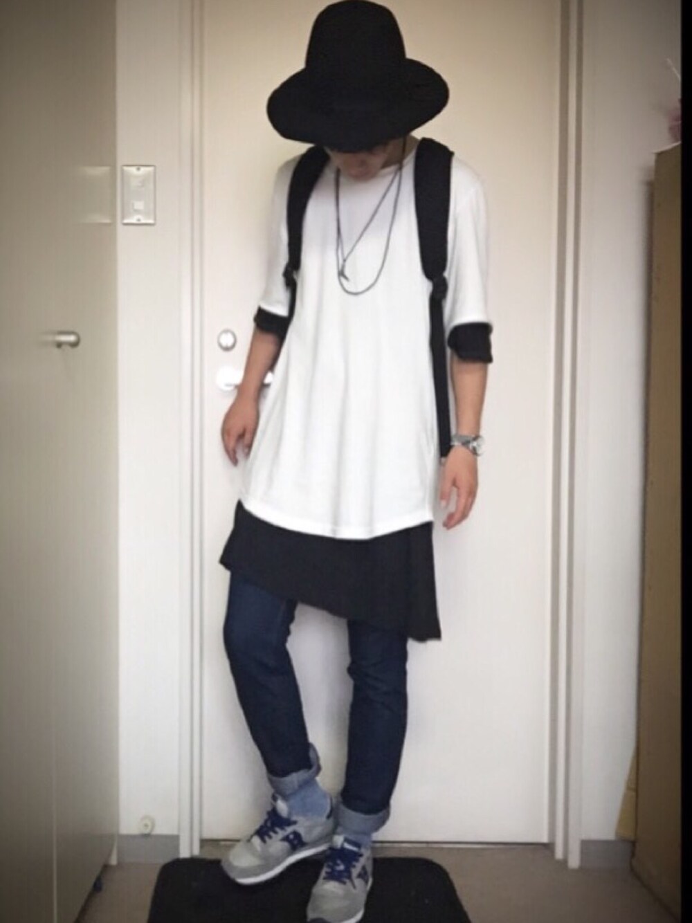 ブラック系のTシャツ/カットソー、ブルー系のデニムパンツ、グレー系のスニーカーを着用したメンズの夏コーディネートの1枚目の写真