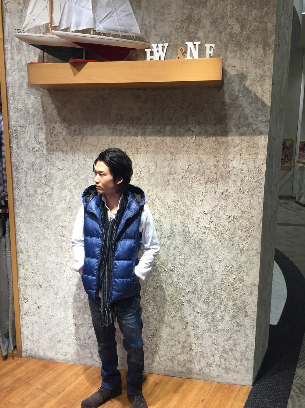 「シンプル、ブルー、ダウンベスト、ラフ、クルマ移動スタイル」｜「HIDEAWAYS NICOLEのシレーダウンベスト（ダウンベスト、ブルー系）」を使った、ハイダウェイ 直方さん（メンズ・170cm）の秋コーディネートの1枚目の写真
