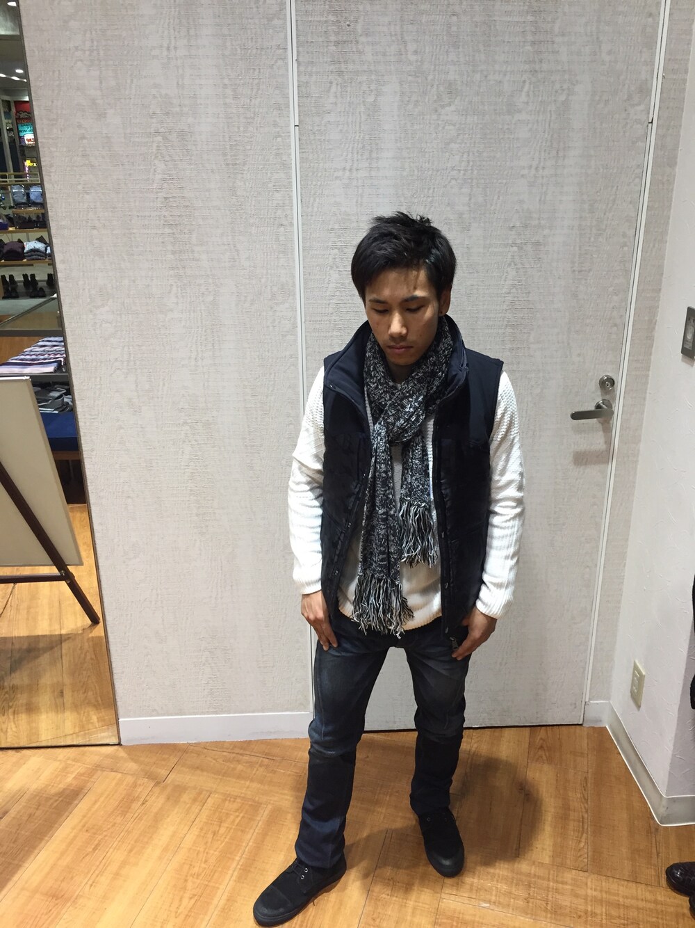 その他のダウンベスト、ホワイト系のニット/セーター、ブルー系のデニムパンツを着用したメンズの秋コーディネートの1枚目の写真