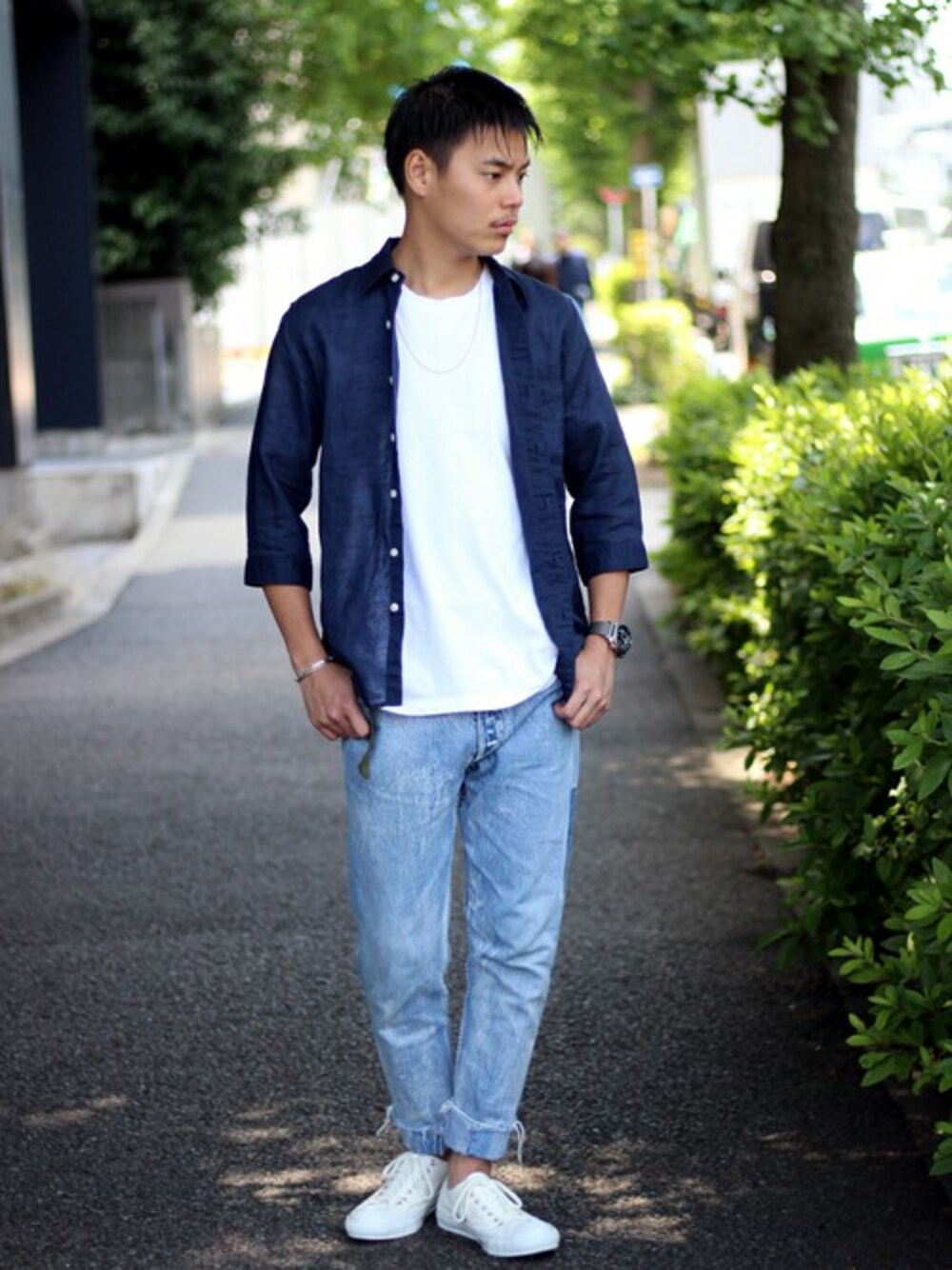 「デニム、ブルー、converse、リメイク、journal standard、リネン、ポケットＴシャツ、白Tシャツ、NETSTAR、2016SS」｜「JOURNAL STANDARDの【WEB限定】リネンレギュラー7S#（シャツ/ブラウス、ブルー系）」を使った、ジャーナルスタンダード メンズさん（メンズ・173cm）の夏コーディネートの1枚目の写真