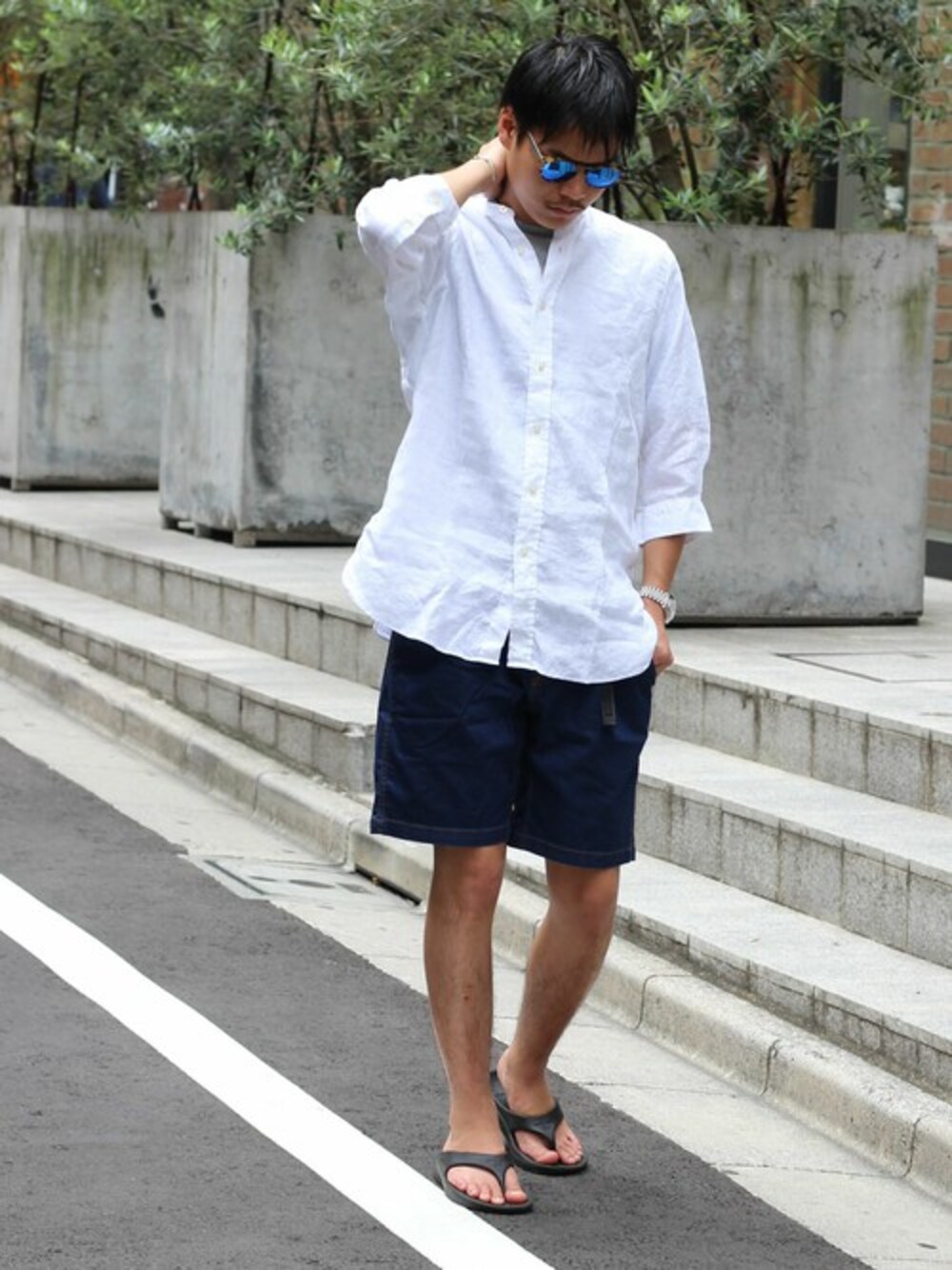 ホワイト系のシャツ/ブラウス、ブルー系のその他パンツ、グリーン系のTシャツ/カットソーを着用したメンズの夏コーディネートの1枚目の写真