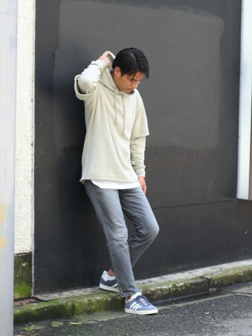 グリーン系のパーカー、ホワイト系のTシャツ/カットソー、ブラック系のデニムパンツを着用したメンズの秋コーディネートの1枚目の写真