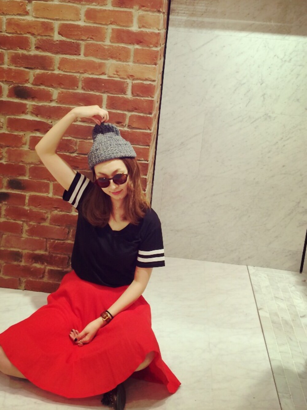 ホワイト系のTシャツ/カットソー、レッド系のスカート、グレー系のニットキャップ/ビーニーを着用したレディースの夏コーディネートの1枚目の写真