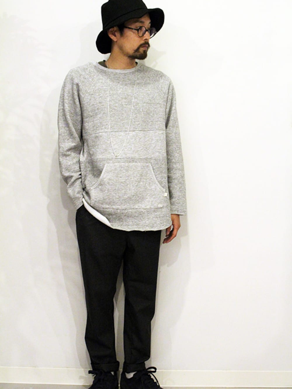 「スウェット、HEALTH、 ハット、Hexico、 ネックレス、hat、イージーパンツ、AREth、スケートシューズ、NL」｜「HEALTHの " UFO HAT "（ハット、ブラック系）」を使った、STAFFさん（メンズ・168cm）の春コーディネートの1枚目の写真