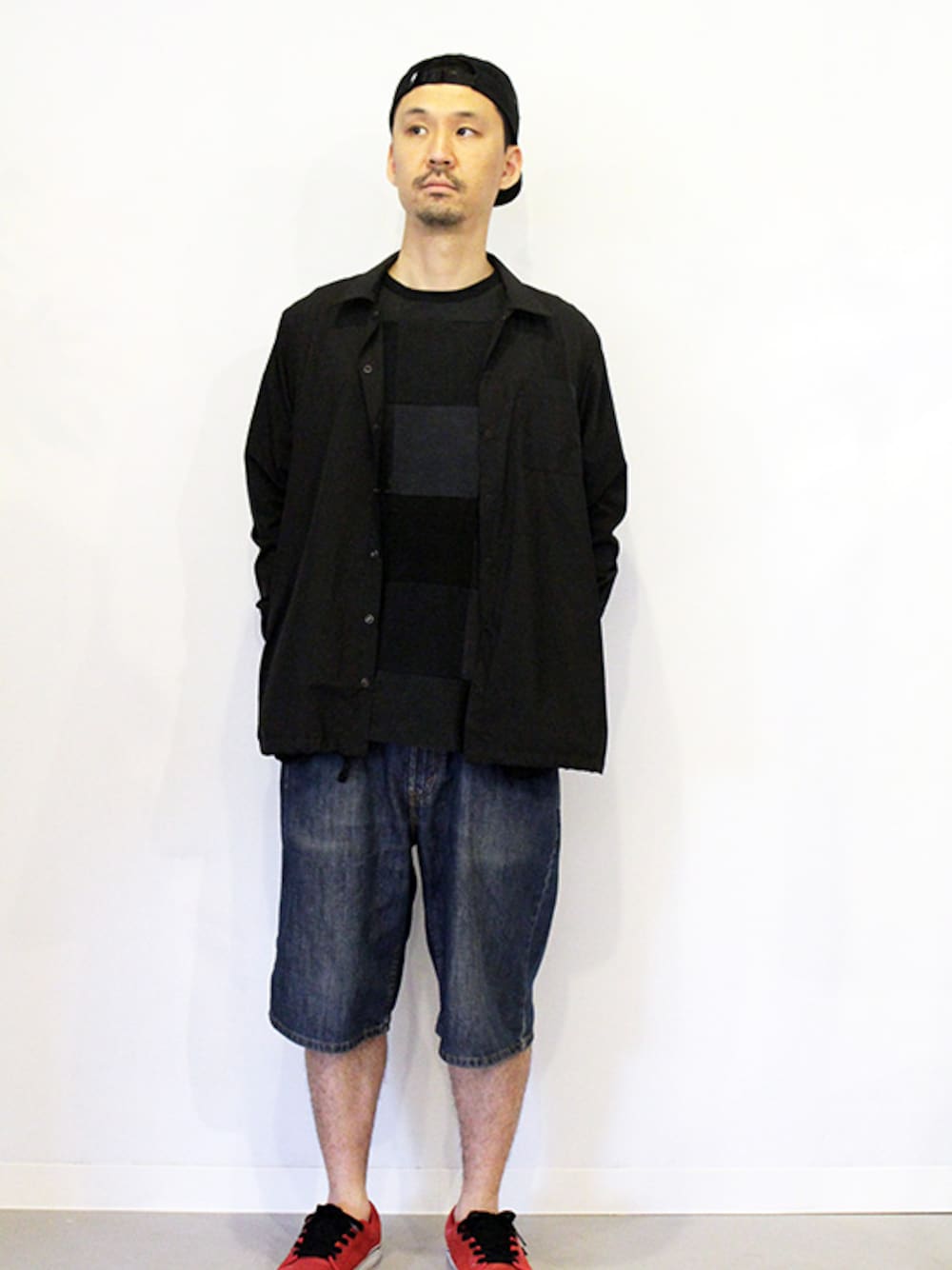 「キャップ、HEALTH、コーチジャケット、THE STAKE、リメイク、ショーツ、 パッチワーク、キャップ後ろかぶり、HURRAY HURRAY、コーチシャツ」｜「THE STAKE (ザ・ステイク) （キャップ、ホワイト系）」を使った、STAFFさん（メンズ・178cm）の春コーディネートの1枚目の写真