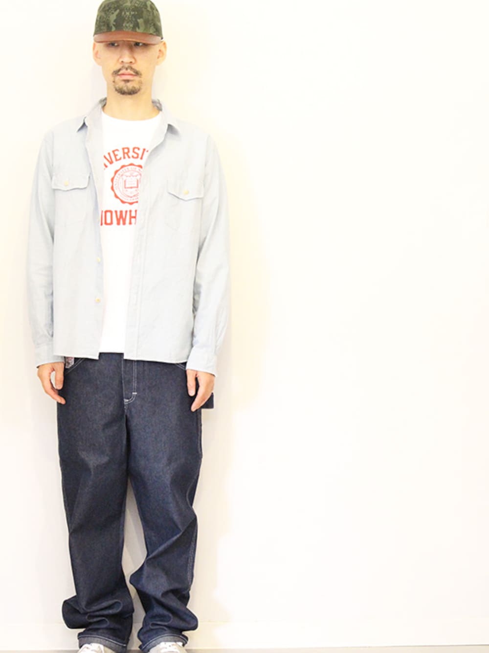 「スニーカー、シャンブレーシャツ、Necessary or Unnecessary、 キャップ、シャツスタイル、THE UNION、UNITED LOT、pointer brand、THE COLOR、 THE OVERALLS」｜「THE UNIONのTHE COLOR (ザ・カラー) （キャップ、グリーン系）」を使った、STAFFさん（メンズ・178cm）の春コーディネートの1枚目の写真