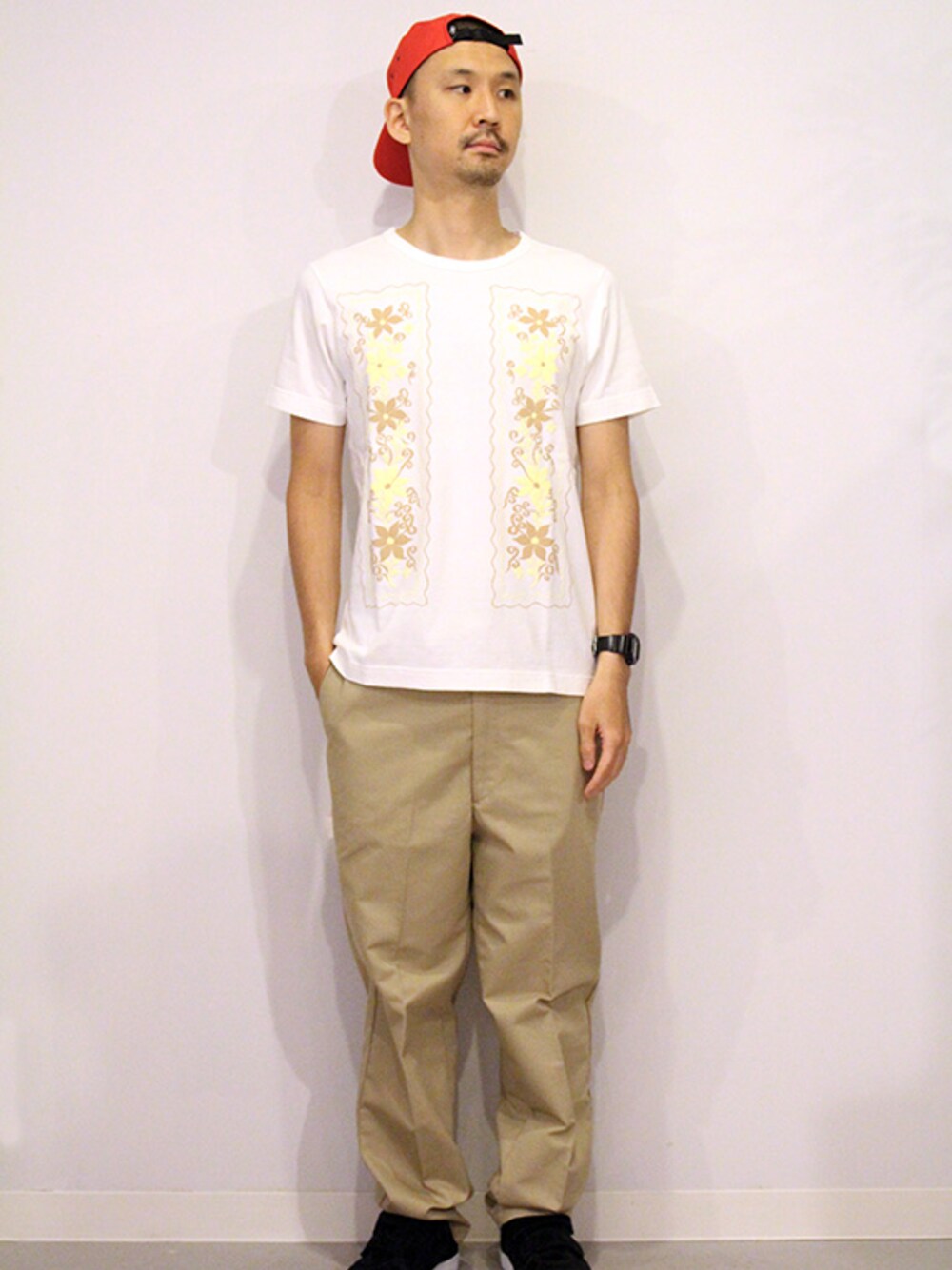 「スニーカー、キャップ、赤、Hexico、THE STAKE、白Tシャツ、AREth、黒スニーカー、キャップ後ろかぶり、HURRAY HURRAY」｜「THE STAKE (ザ ステイク) "5PANEL CAP " （キャップ、レッド系）」を使った、STAFFさん（メンズ・178cm）の夏コーディネートの1枚目の写真