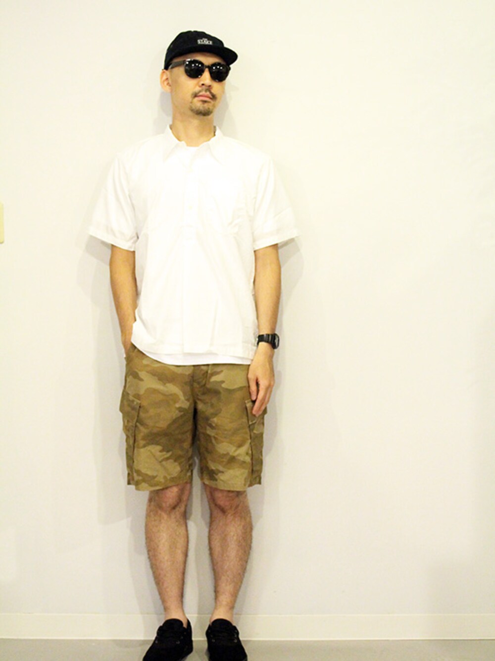 「スニーカー、白シャツ、カモフラ、ショートパンツ、プルオーバー、サングラス、カーゴパンツ、ジェットキャップ、シャツスタイル、半袖シャツ」｜「THE STAKE (ザ・ステイク) " 5 PANEL CAP SHORT BRIM " （キャップ、その他）」を使った、STAFFさん（メンズ・178cm）の夏コーディネートの1枚目の写真