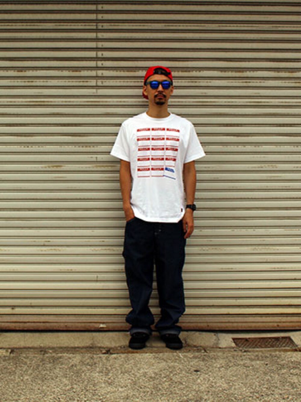 ホワイト系のTシャツ/カットソー、ブルー系のデニムパンツ、その他のスニーカーを着用したメンズの夏コーディネートの1枚目の写真