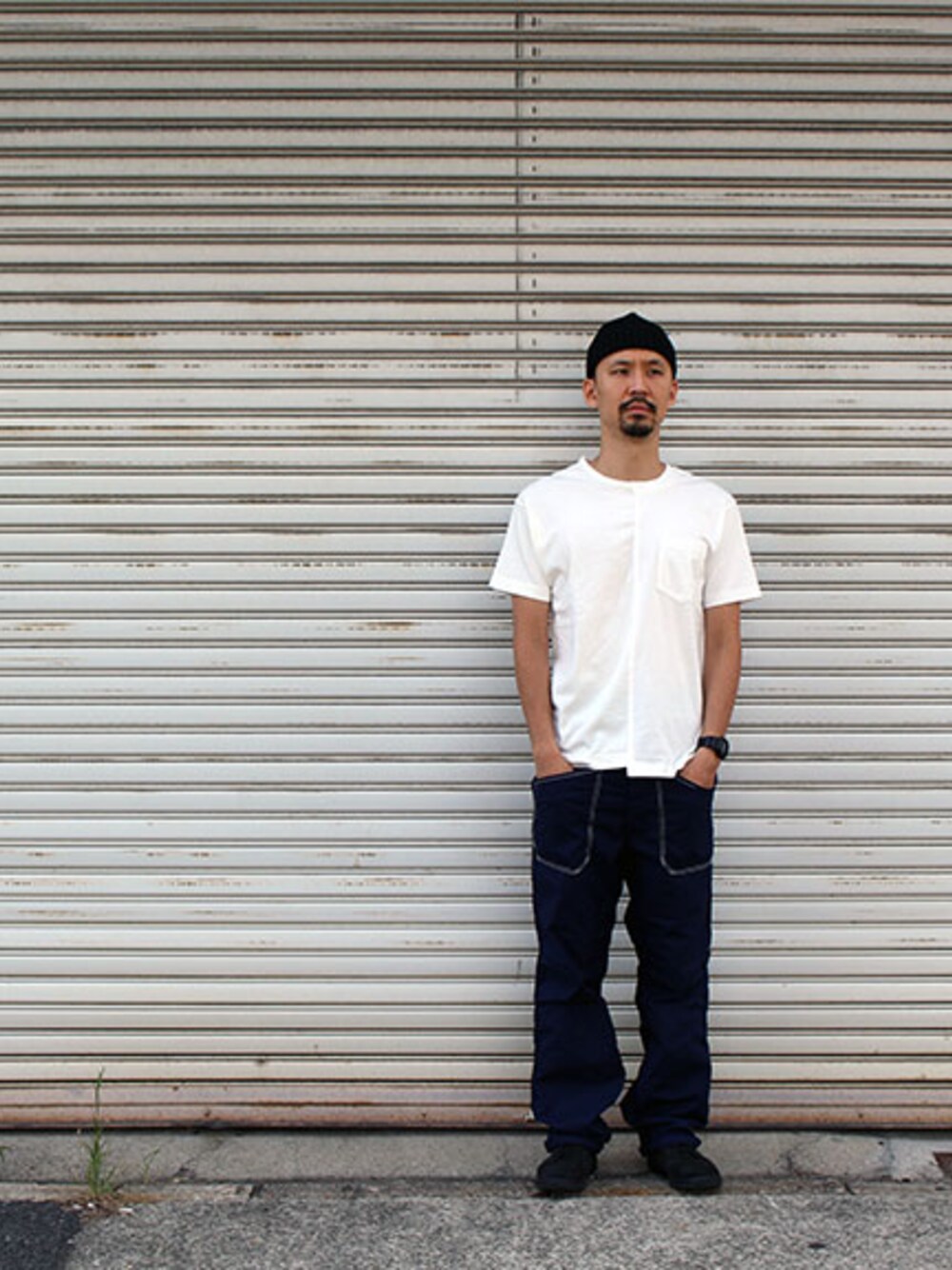 その他のTシャツ/カットソー、ブルー系のその他パンツ、その他のスニーカーを着用したメンズの夏コーディネートの1枚目の写真