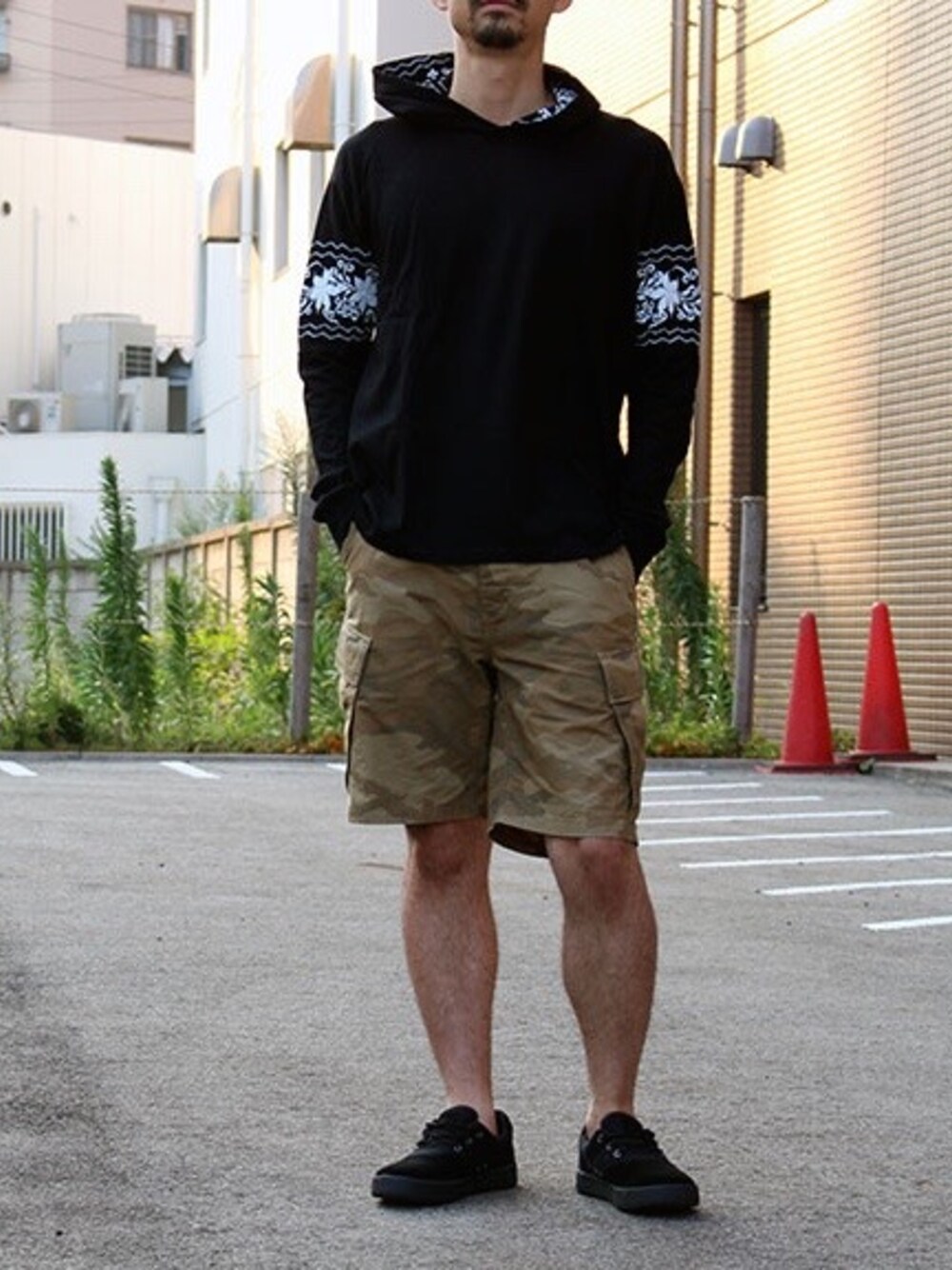 その他のTシャツ/カットソー、その他のカーゴパンツ、その他のスニーカーを着用したメンズの夏コーディネートの1枚目の写真