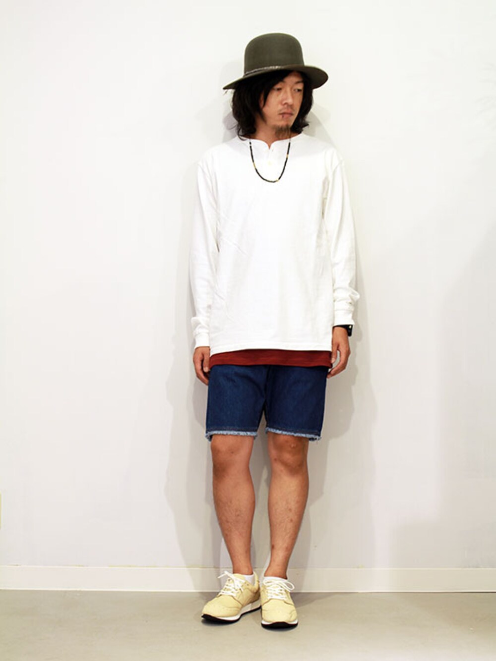 「ネックレス、スニーカー、デニム、Tシャツ、秋のコーデ、ハット、レイヤードスタイル、デニムパンツ、hat、白Tシャツ」｜「inkの" JOY DIVISION "（ハット、その他）」を使った、STAFFさん（メンズ・170cm）の秋コーディネートの1枚目の写真