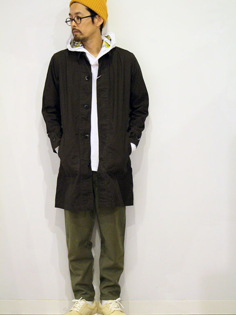 「コート、スニーカー、ミリタリー、シャツ、ニット帽、パーカー、Tシャツ、ロングコート、リメイク、シャツスタイル」｜「ISLAND KNIT WORKSの" Gima W Cap "（ニットキャップ/ビーニー、その他）」を使った、STAFFさん（メンズ・168cm）の秋コーディネートの1枚目の写真