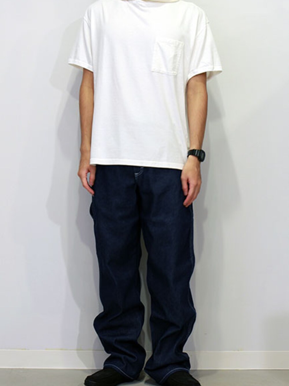 その他のTシャツ/カットソー、ブルー系のデニムパンツ、その他のスニーカーを着用したメンズの秋コーディネートの1枚目の写真