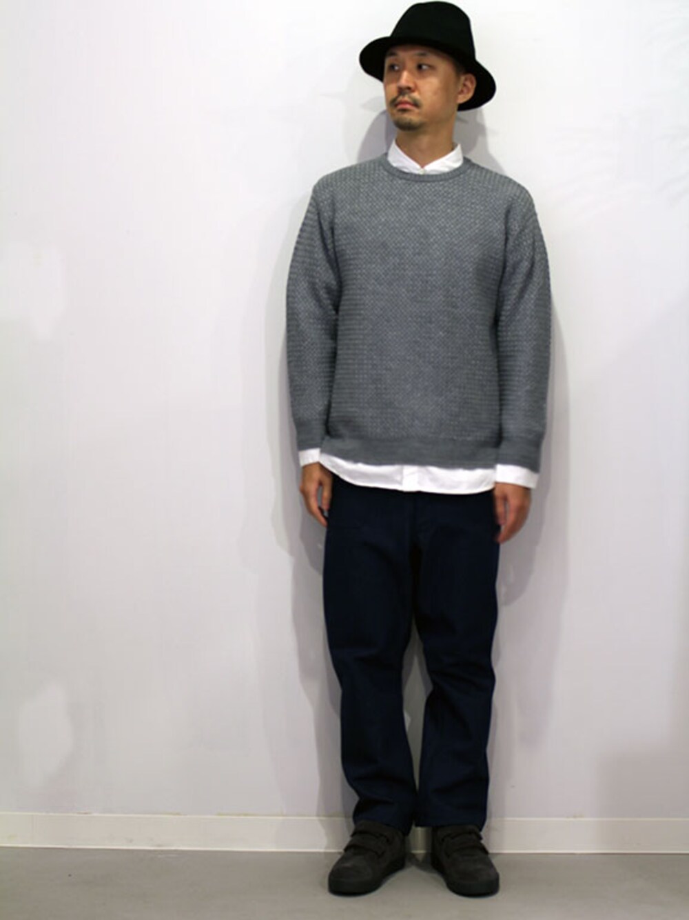 その他のニット/セーター、ホワイト系のシャツ/ブラウス、ブルー系のその他パンツを着用したメンズの秋コーディネートの1枚目の写真